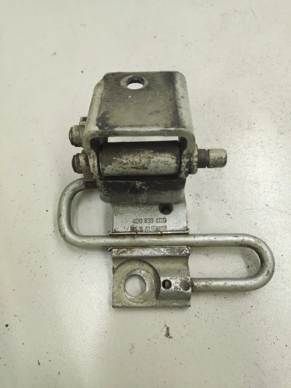 Петля двери нижняя задняя правая Skoda Octavia A4