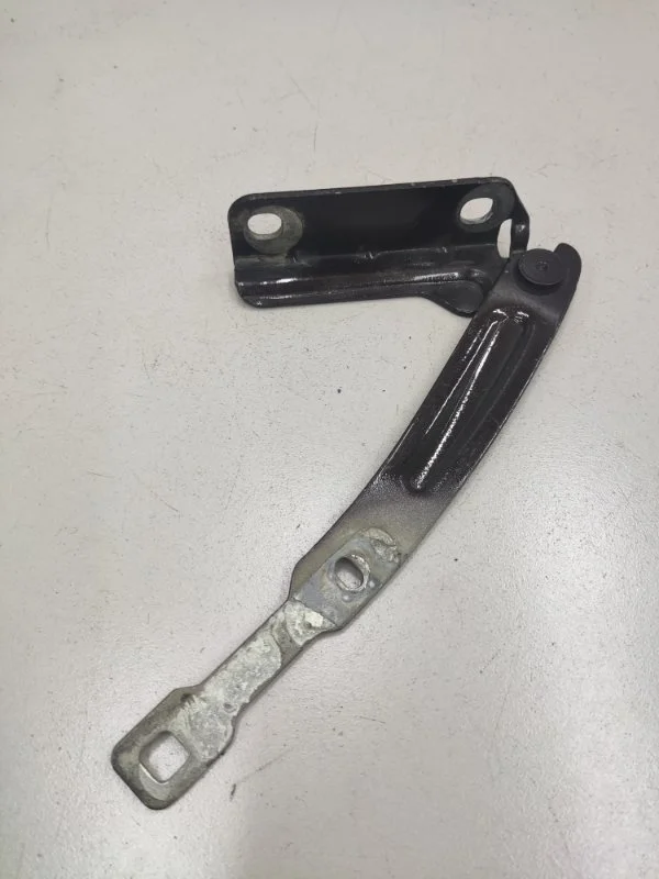 Петля капота левая Nissan Terrano 3