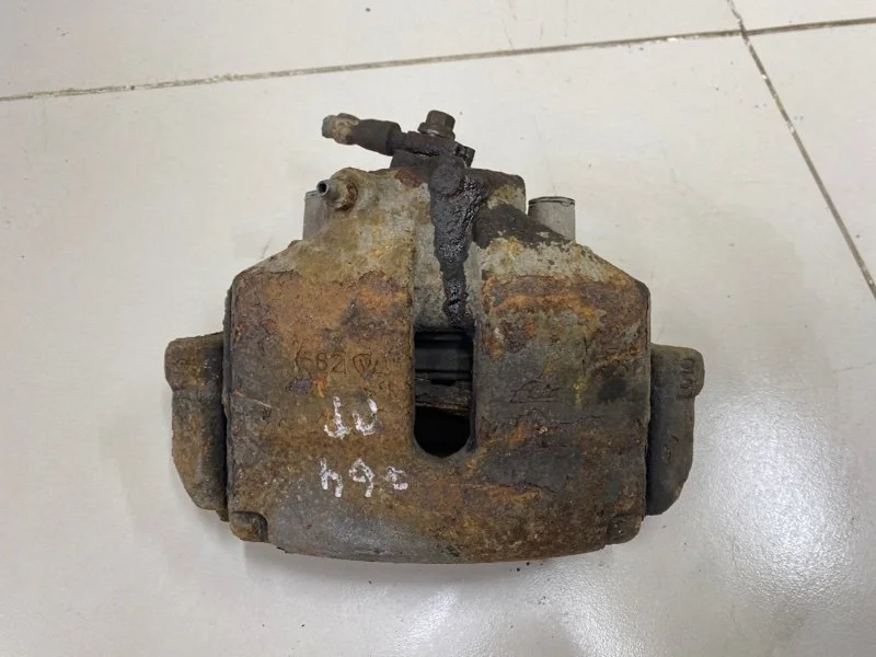 Суппорт тормозной передний правый Volkswagen Polo