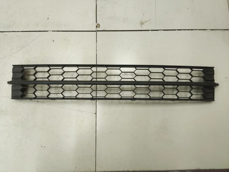 Решетка в бампер центральная Skoda Rapid 1 До 2017