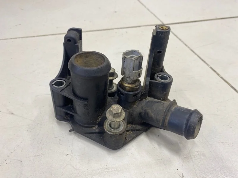 Фланец двигателя системы охлаждения Ford Focus 2