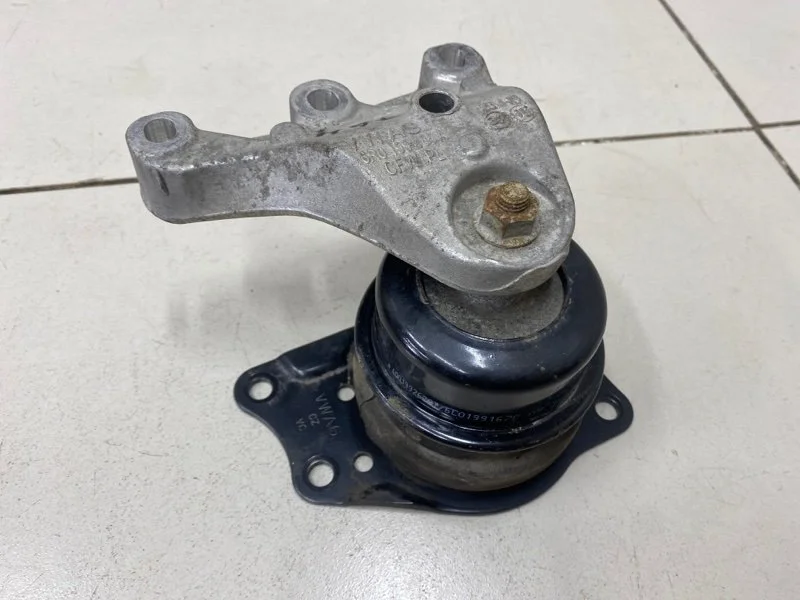 Опора двигателя правая Volkswagen Polo 5 СЕДАН