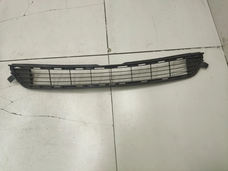Решетка в бампер центральная Toyota RAV4 CA40 До