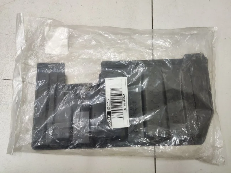 Пыльник двигателя правый Mitsubishi Outlander 2 CW