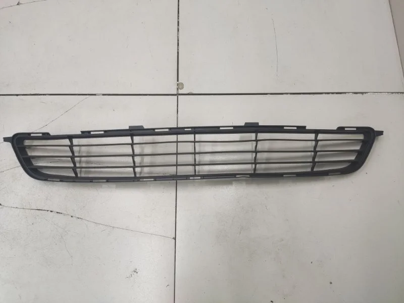 Решетка в бампер центральная Toyota Corolla E150
