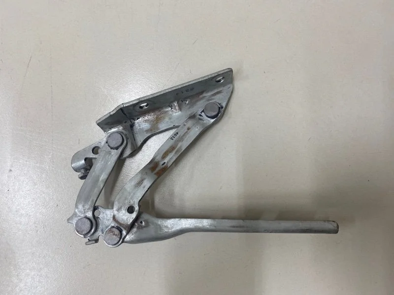 Петля капота левая Volkswagen Golf 6