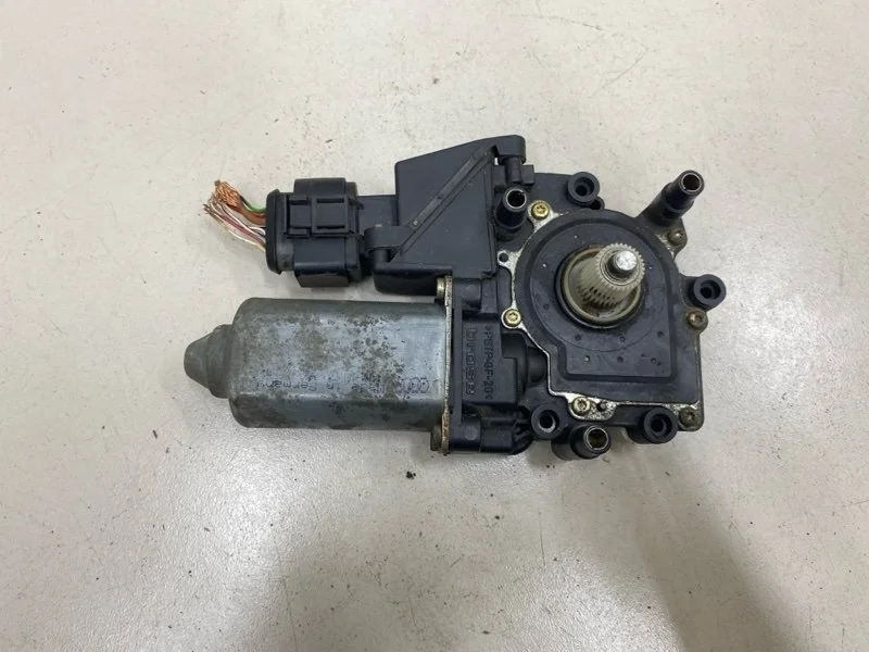 Моторчик стеклоподъемника передний левый Audi A3