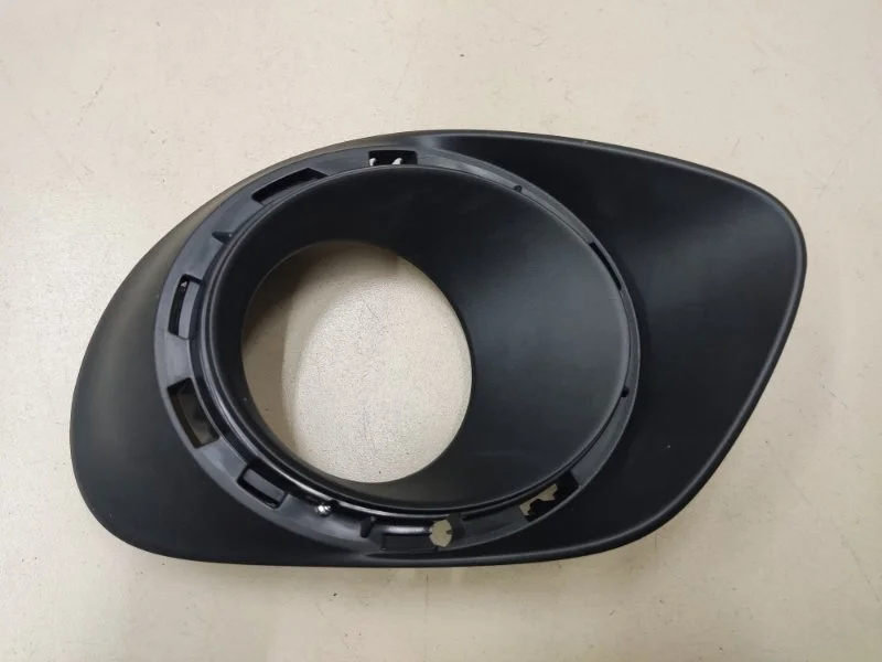 Рамка противотуманной фары правая Mitsubishi