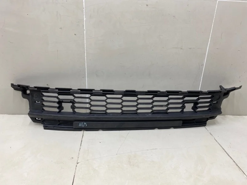 Решетка в бампер центральная Skoda Kodiaq