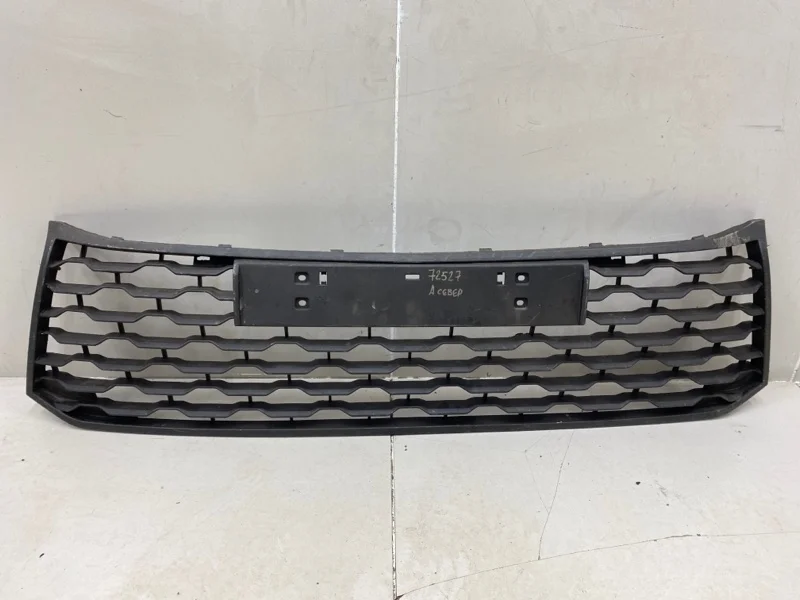 Решетка в бампер центральная Mitsubishi Pajero