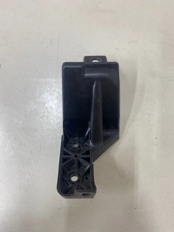 Кронштейн бампера передний левый Mitsubishi