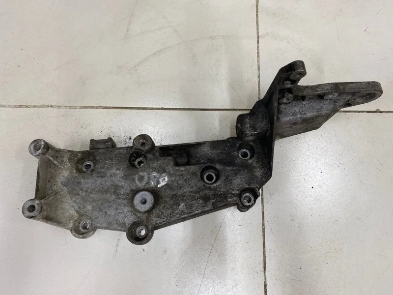 Кронштейн генератора Volvo S40 1 VS17 СЕДАН