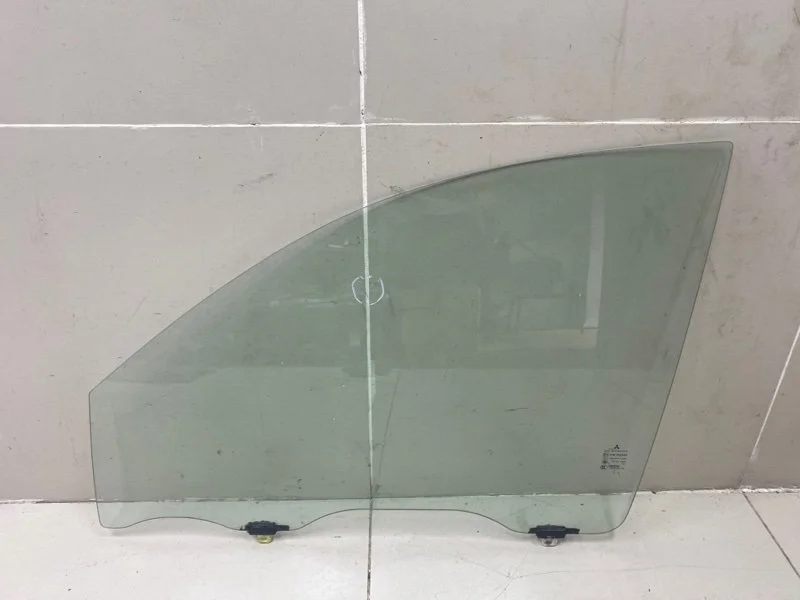 Стекло двери переднее левое Mitsubishi L200 4