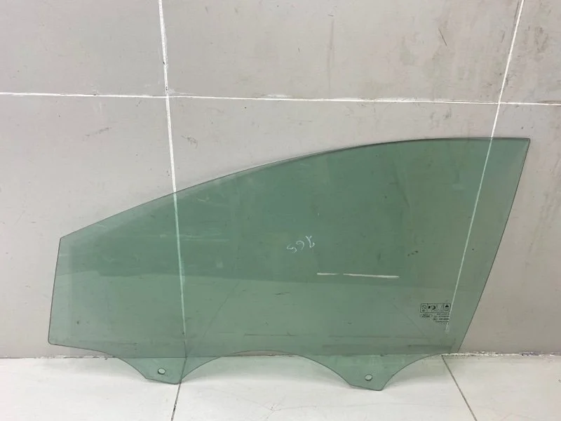 Стекло двери переднее левое Ford Focus 3 СЕДАН