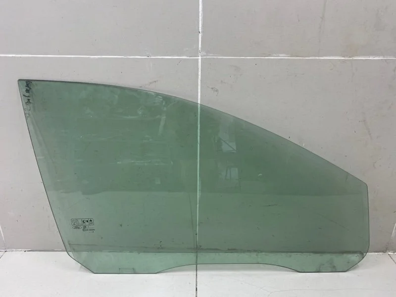 Стекло двери переднее правое Ford Focus 2 СЕДАН