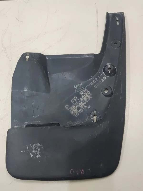 Брызговик передний правый Toyota Land Cruiser