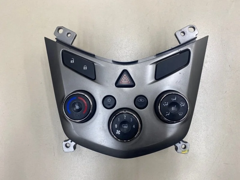 Блок управления отопителем Chevrolet Aveo T300