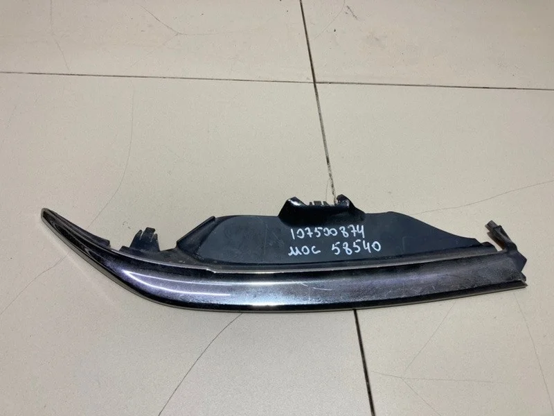 Накладка фары передняя правая Toyota Camry XV50