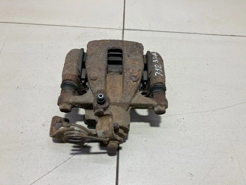 Суппорт тормозной задний левый Hyundai Solaris 1