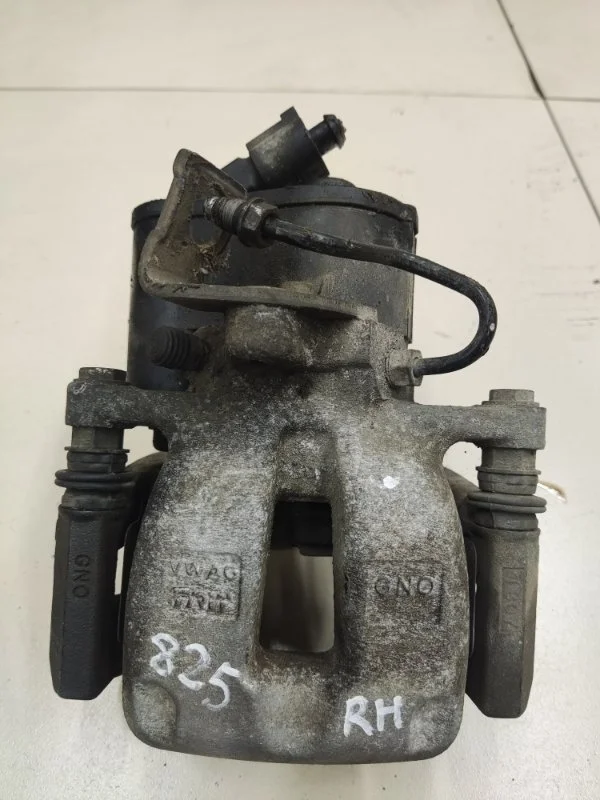 Суппорт тормозной задний правый Volkswagen Passat