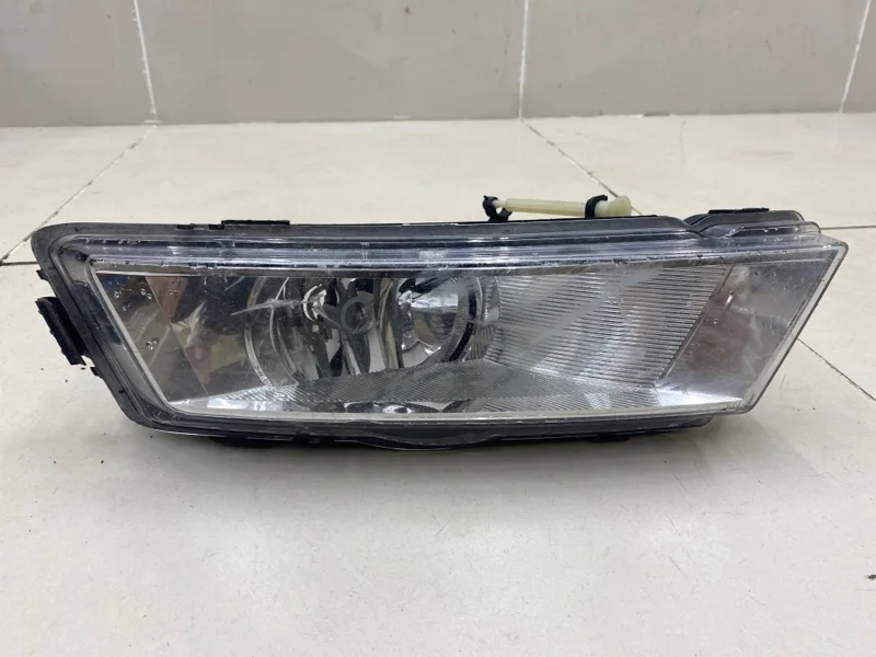 Фара противотуманная правая Skoda Rapid 1