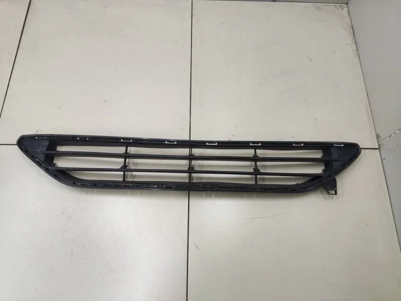 Решетка в бампер центральная Nissan X-Trail T32