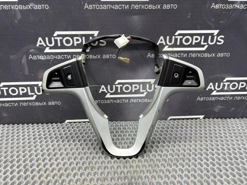Кнопки на руль Hyundai Solaris 561511R100 СЕДАН G4FA