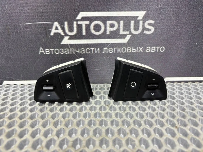 Кнопки на руль Hyundai Solaris 561511R100 СЕДАН G4FA