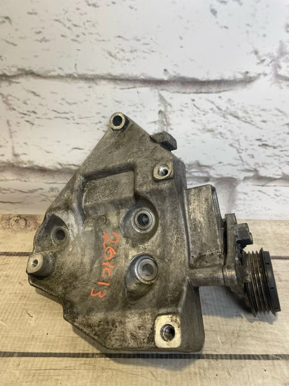 Кронштейн компрессора кондиционера VW Passat 1997 B5