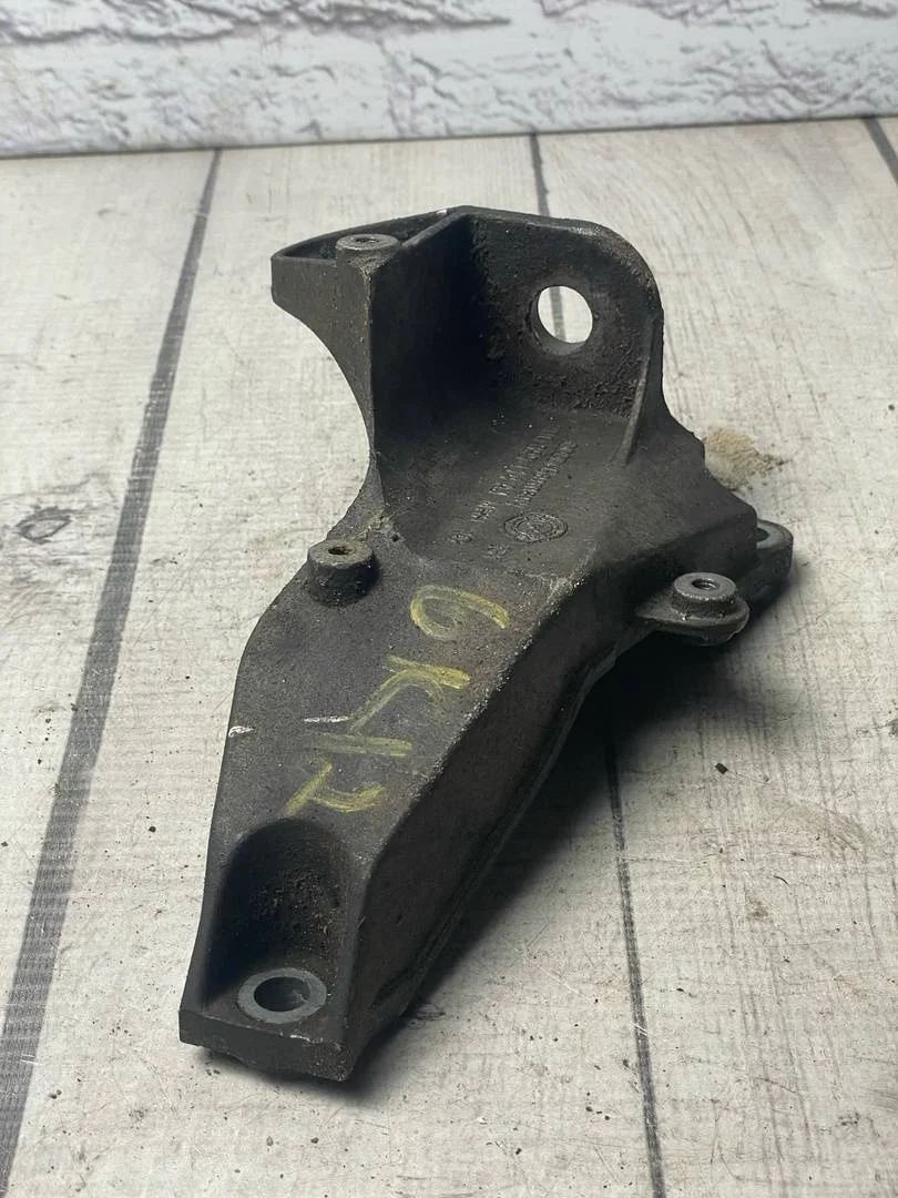 Кронштейн акпп правый Audi A4 2003 B6