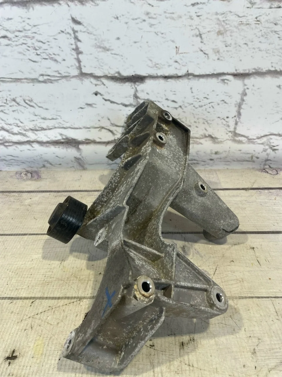 Кронштейн генератора VW Touareg 1 2005
