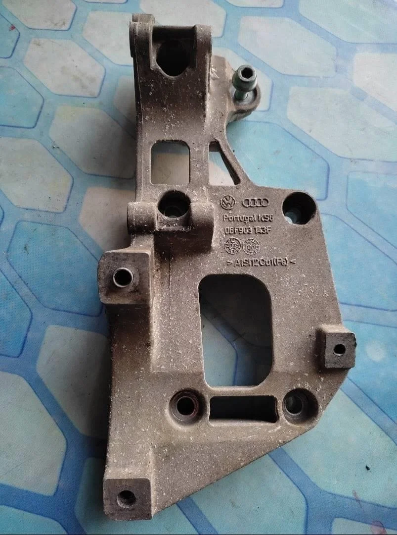 Кронштейн генератора VW Touran 2006