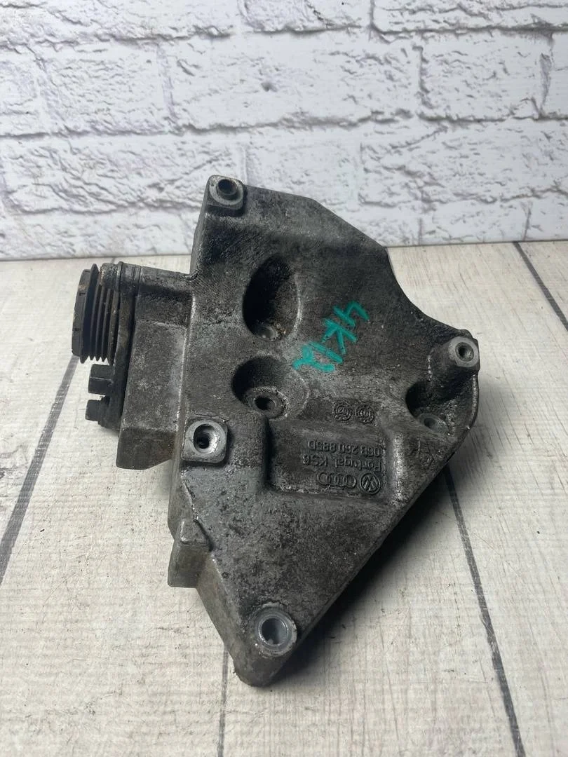 Кронштейн компрессора кондиционера VW New Beetle 2007