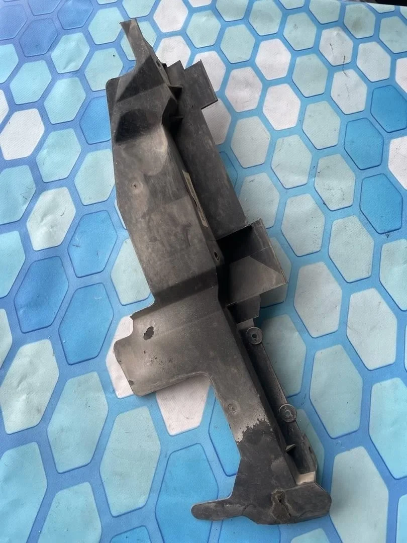 Воздуховод радиатора левый Audi Q7 2007 4L