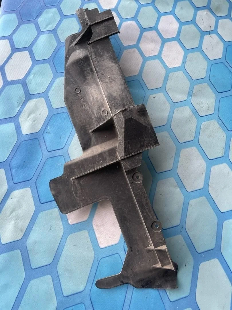 Воздуховод радиатора правый Audi Q7 2007 4L