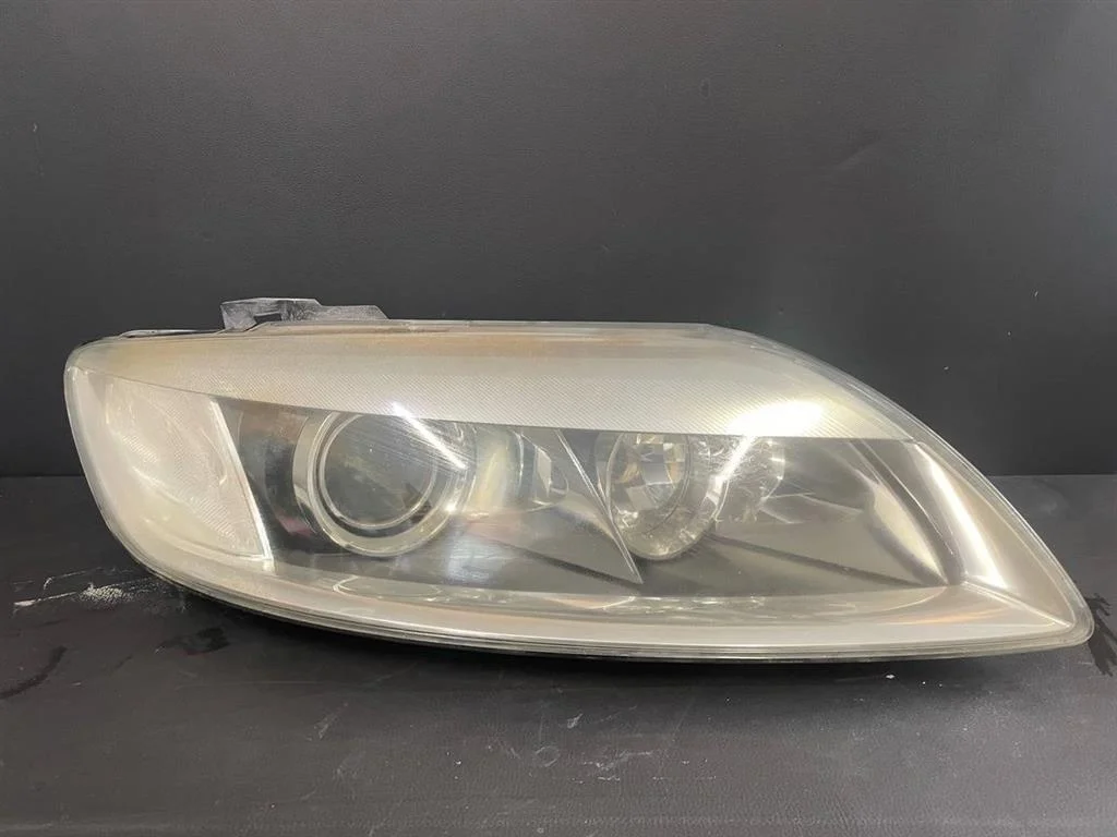 Фара правая ксенон Audi Q7 2007 4L