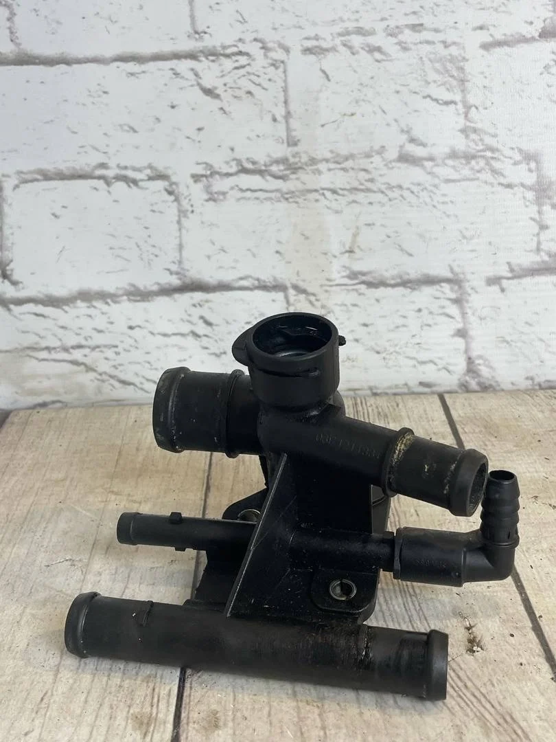 Фланец охлаждающей жидкости VW Passat 2008 B6