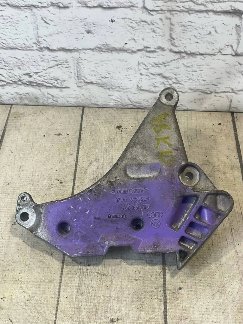 Кронштейн двигателя VW Tiguan 1 2008