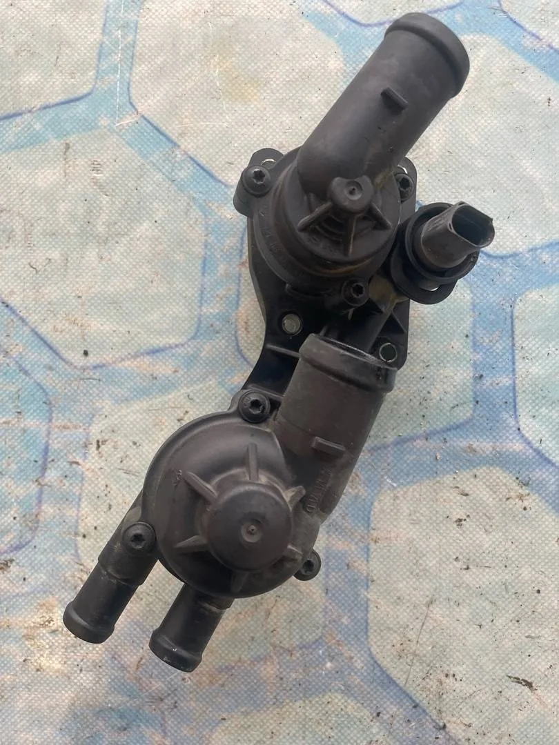 Корпус термостата VW Golf 2008