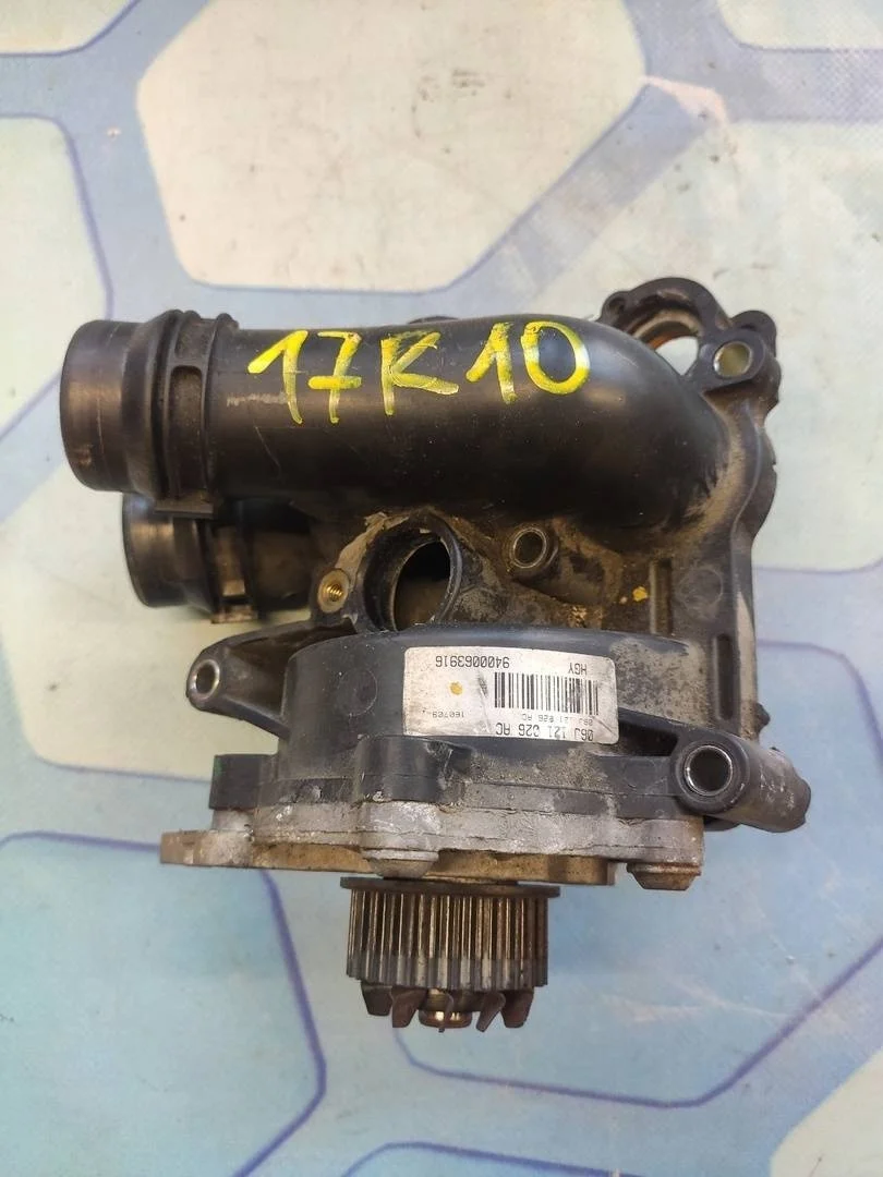 Насос водяной (помпа) VW Passat CC 2010