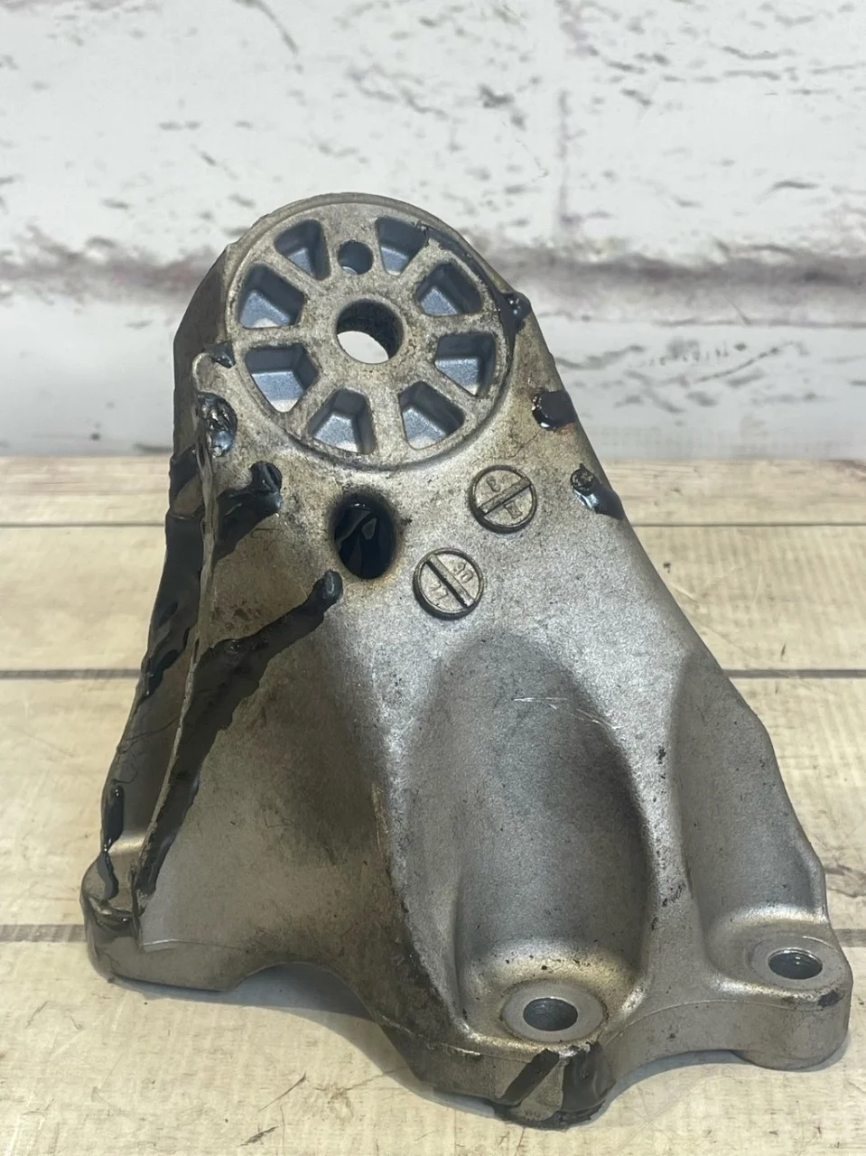 Кронштейн двигателя левый Audi Q7 2010 4L