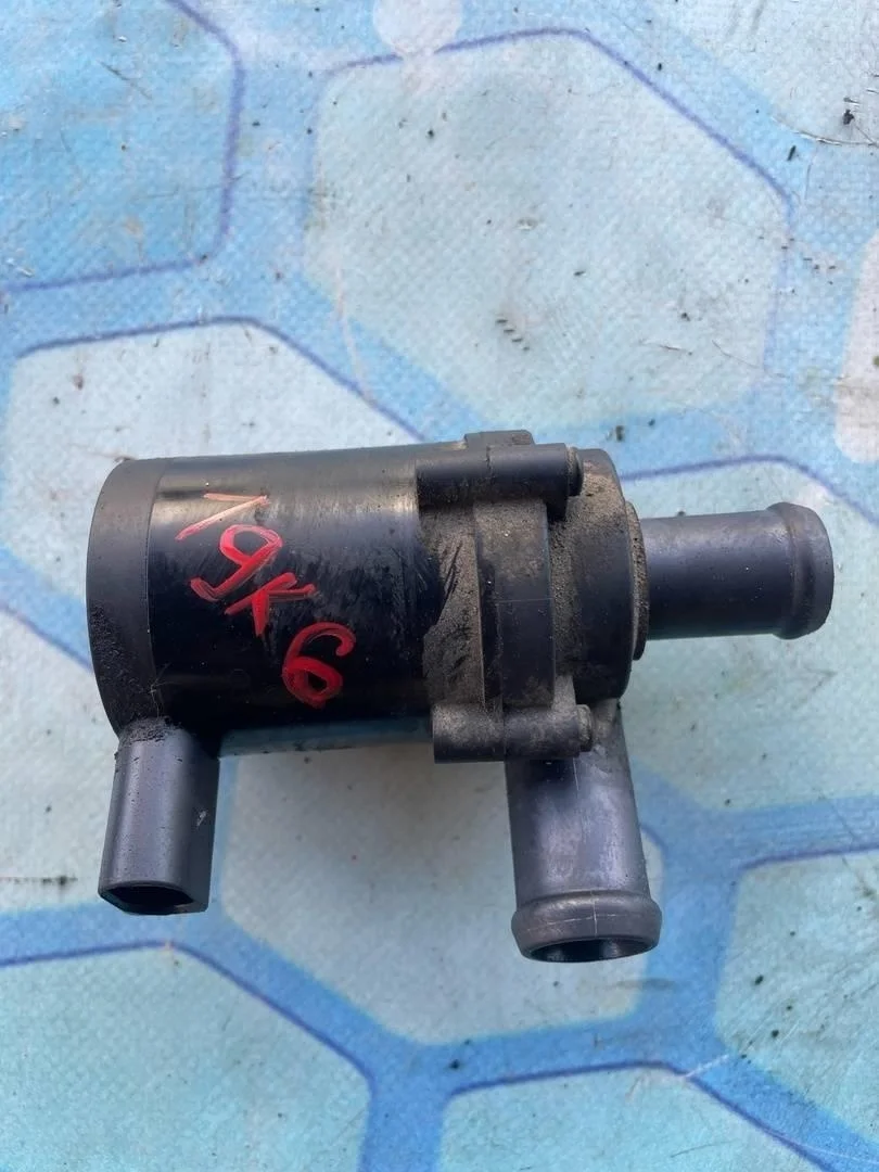 Насос водяной дополнительный Skoda Yeti 2010