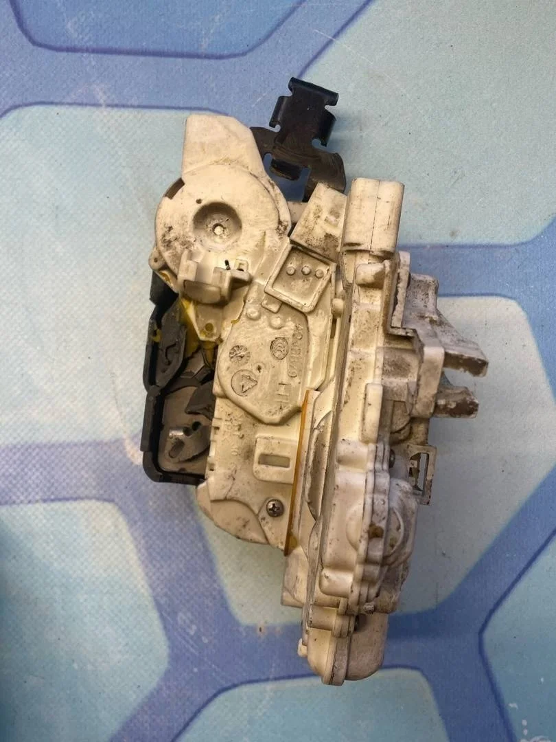 Замок двери задней левой Audi A8 2011 4H