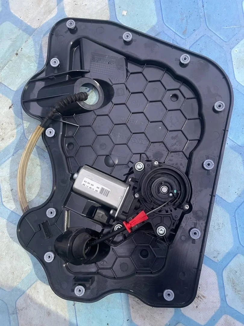 Доводчик двери левой Audi A8 2011 4H