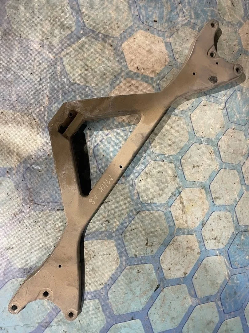 Распорка стоек Audi A8 2011 4H