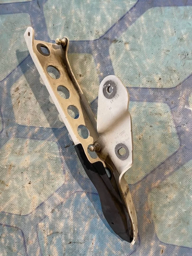 Петля капота левая Audi A8 2011 4H