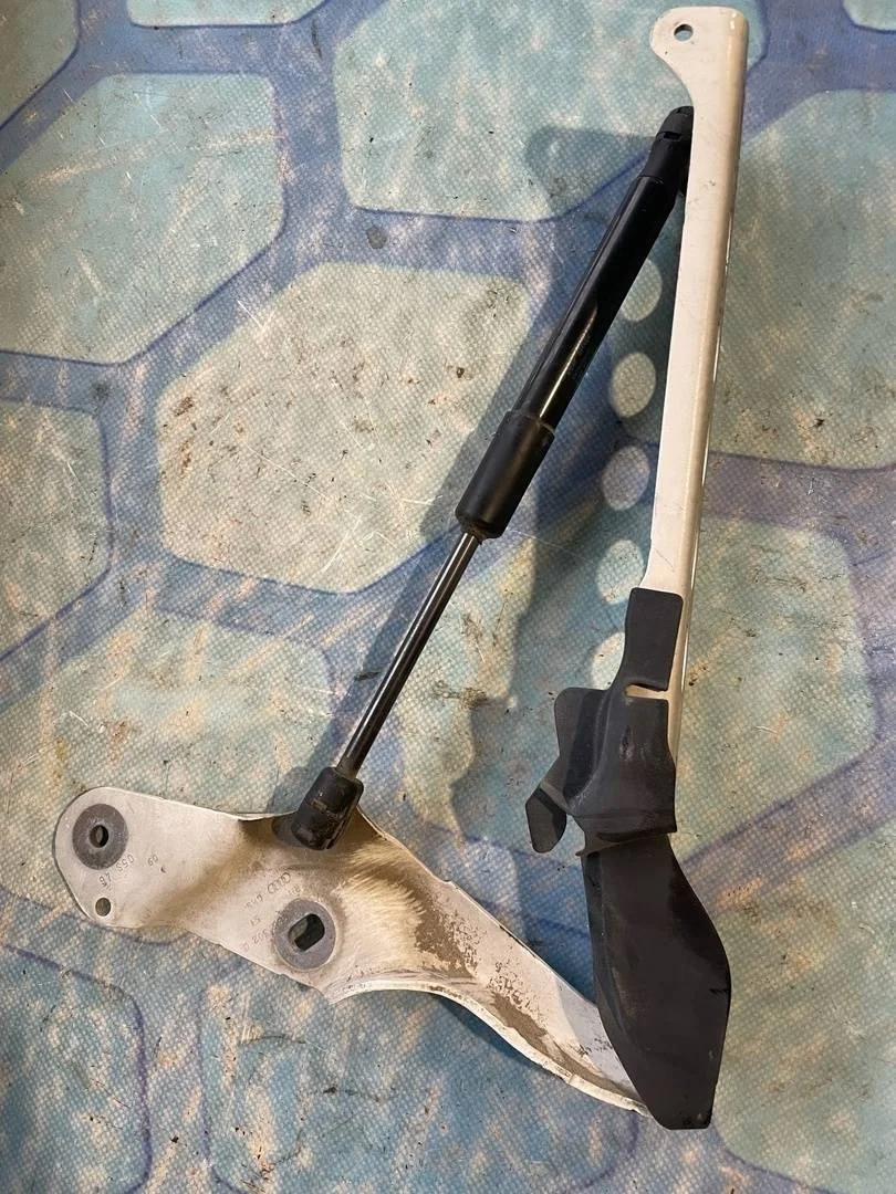 Петля капота правая Audi A8 2011 4H