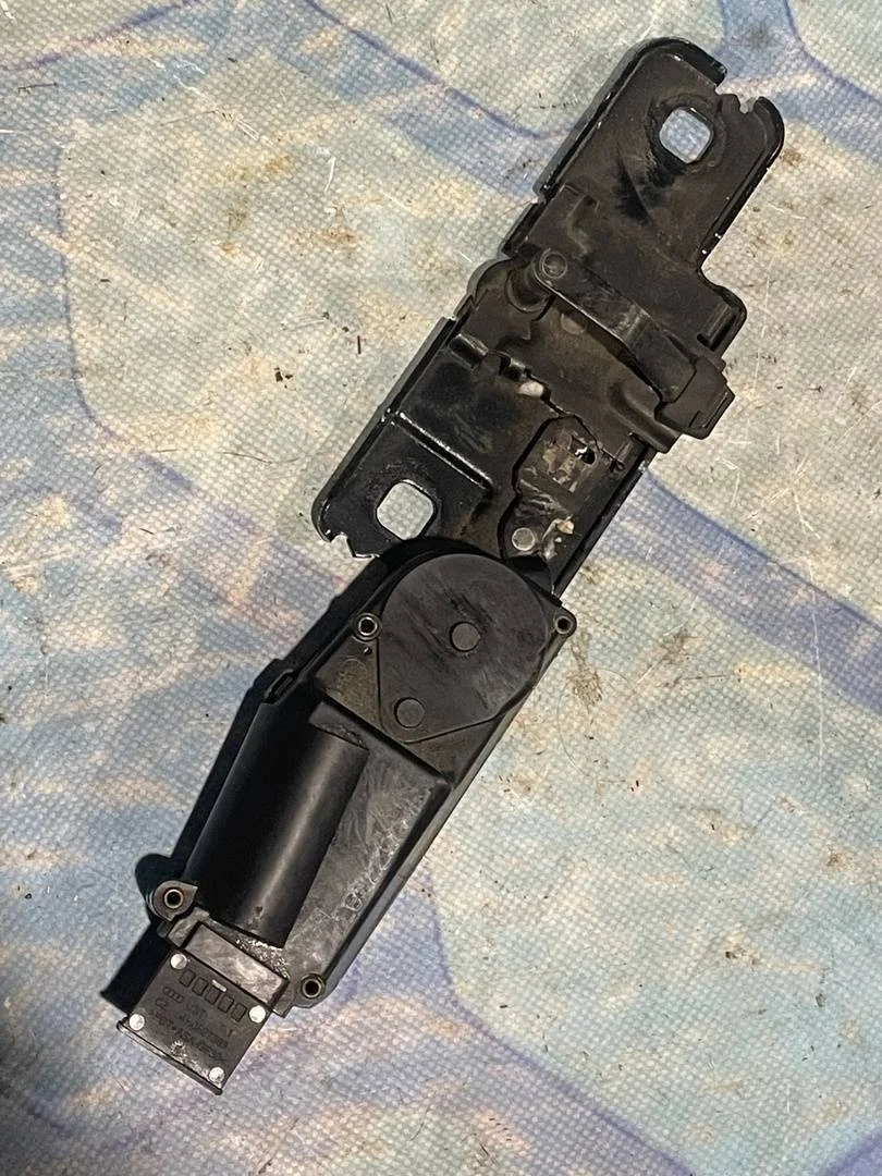 Замок багажника Audi A8 2011 4H