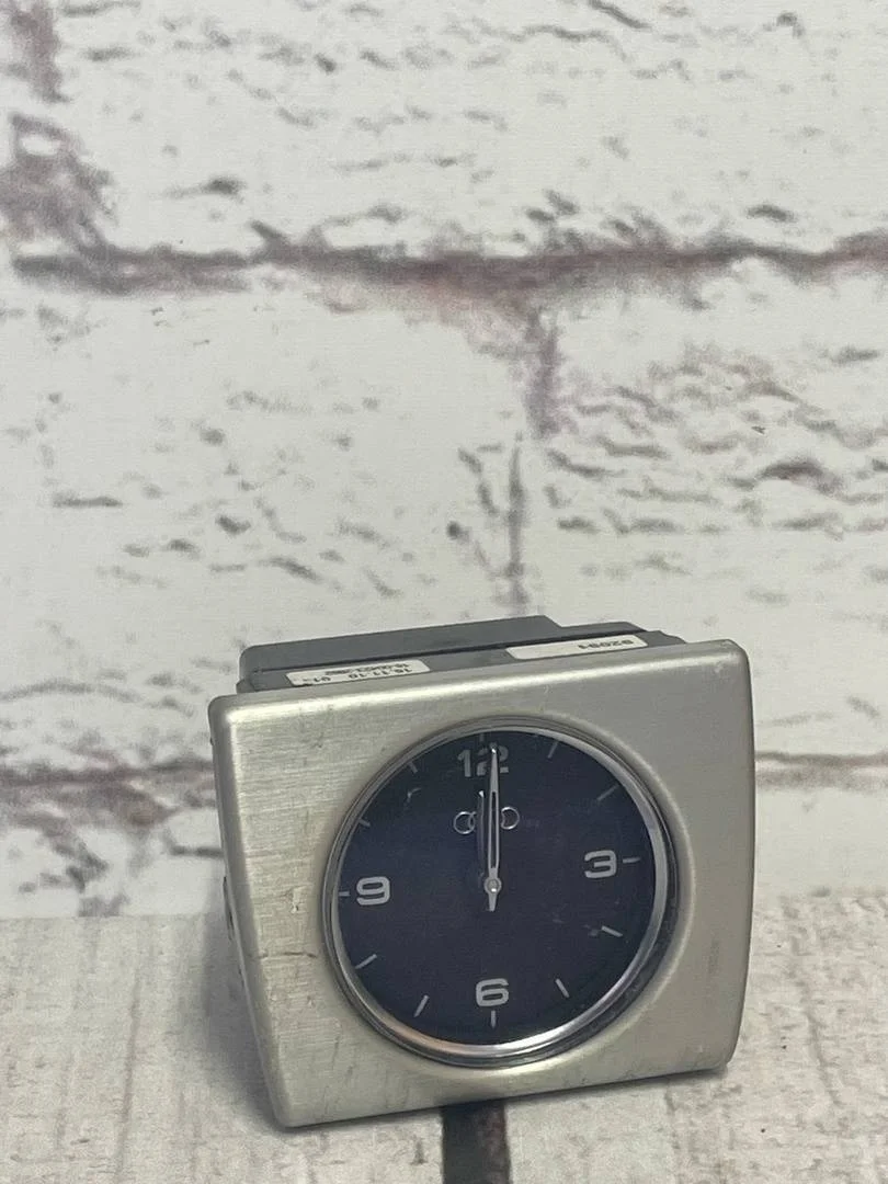 Часы Audi A8 2011 4H