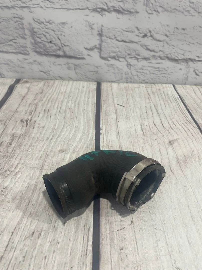 Патрубок интеркулера VW Tiguan 1 2011